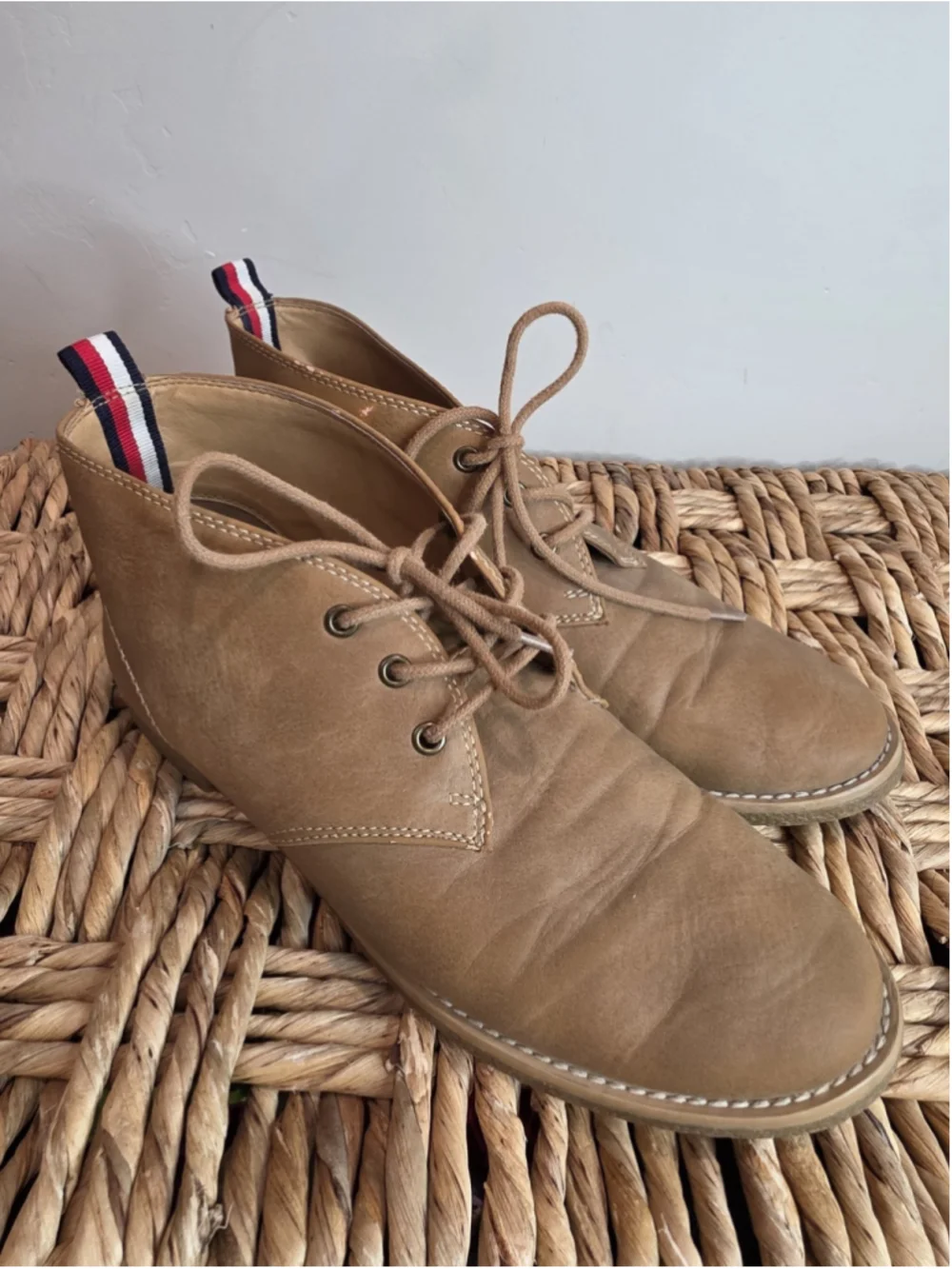 Tommy Hilfiger Benay Chukka Boots Tan Faux Leather Lace Up Size 9M - Read